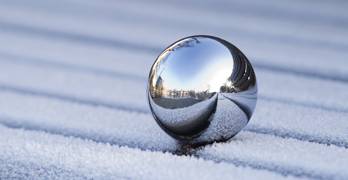 Ocelová koule na sněhu